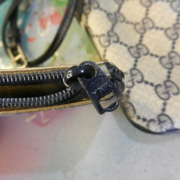 Gucci VTG collectible crossbody purse cream navy logo canvas curved shoulder bag - Picture 7 of 16